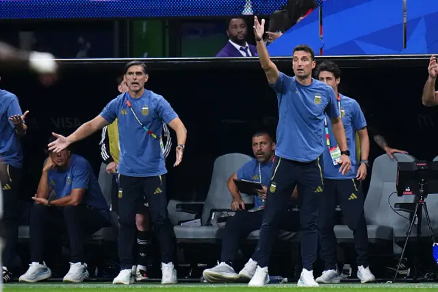 Lionel Scaloni, head coach of Argentina, protests