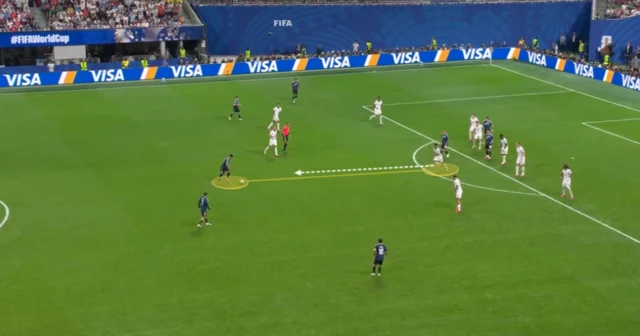 Bellingham in an unnatural position did not manage vertical distances as well as a natural defensive midfielder like Declan Rice. Fernandez was able to shoot here before winning a corner that led to Argentina's equaliser.