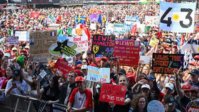 fans hold up signs in Spa