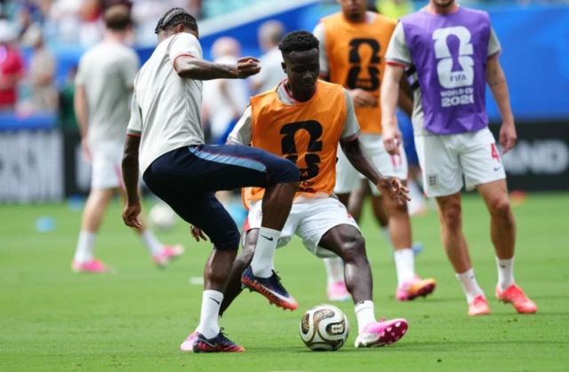 England's Bukayo Saka and Marcus Rashford warm up