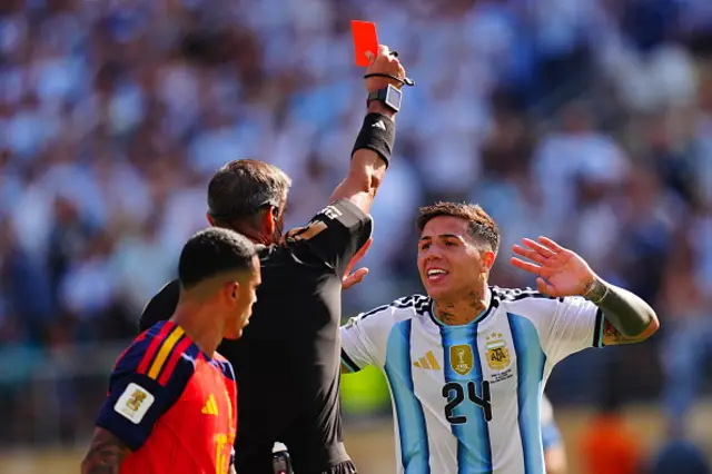 The referee Slavko Vincic shows red card to Enzo Fernandez
