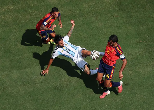 Porro and Rodri crowd out an Argentina player