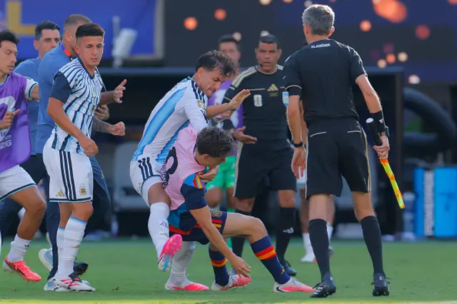 Aggression between Leandro Paredes (L) of Argentina and Gavi (R) of Spain