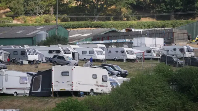 Llun cyffredinol o garafanau ar faes gwersylla Fferm Penmaenau, Llanelwedd