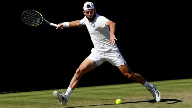 Jacob Fearnley hits a forehand