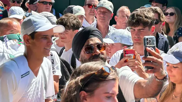 A fan takes a selfie with Rafa Jodar