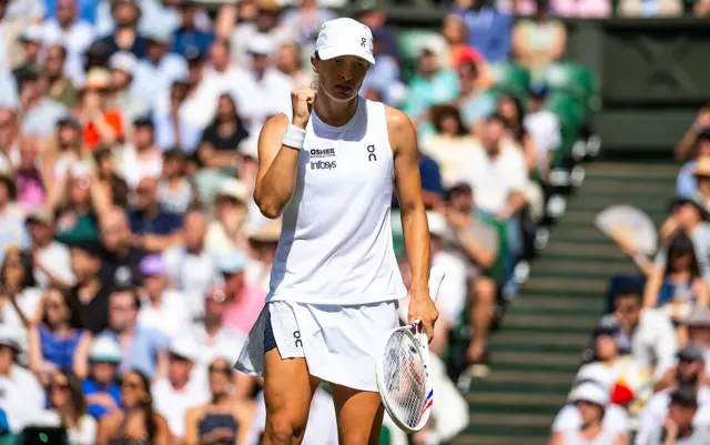 Iga Swiatek holds up her fist