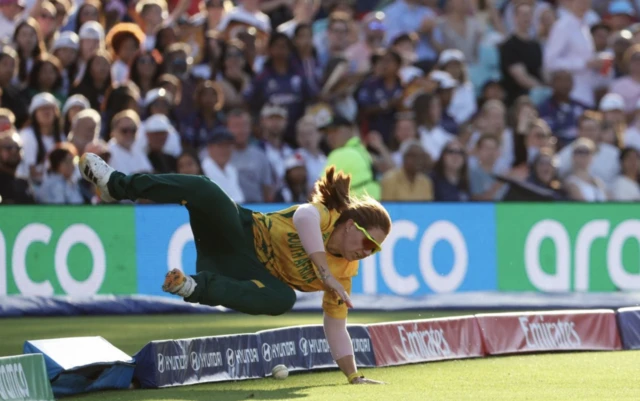 South Africa's Nadine de Klerk attempts to stop a boundary