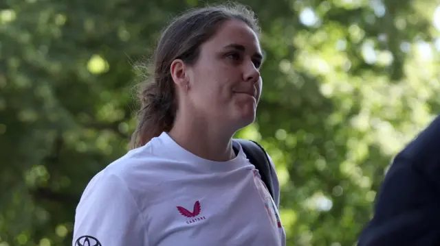 Nat Sciver Brunt arriving to the ground