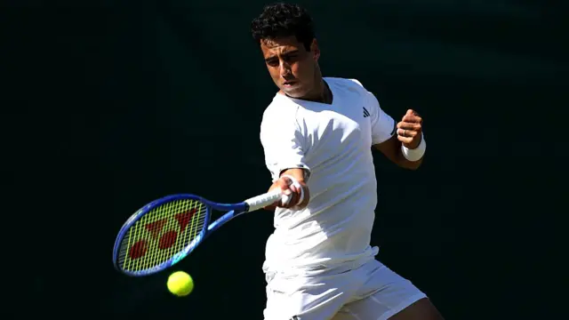Jaume Munar hits a forehand