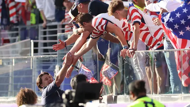 Mauricio Pochettino high-fives USA fans