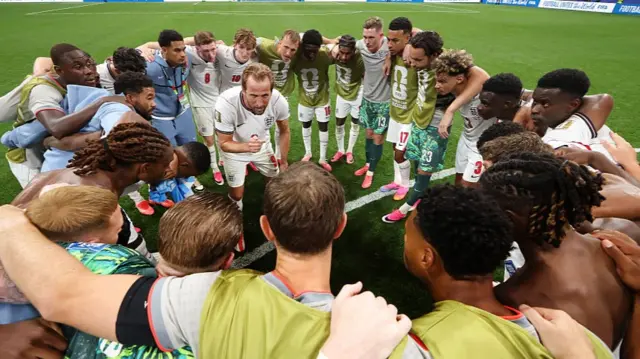 England players huddle around Harry Kane