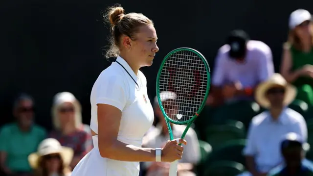 Amanda Anisimova on court