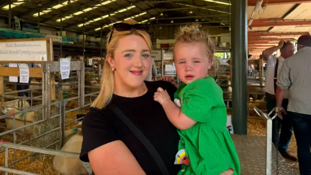 Zoe ac Efa gyda defaid