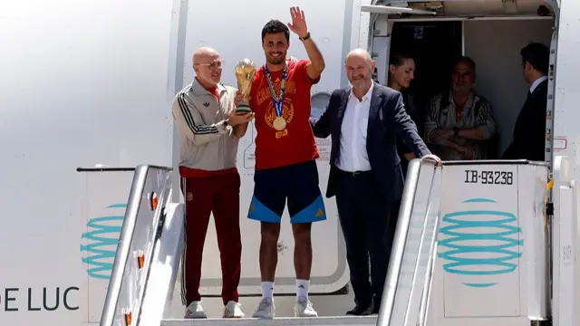 Rodri and Luis de la Fuente depart the plane