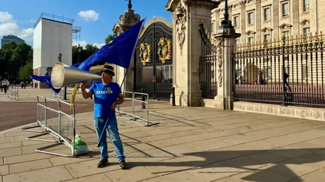 Activist Steve Bray is stood outside Buckingham Palace with an EU flag and a megaphone