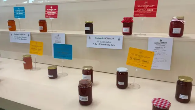 Potiau llawn jam