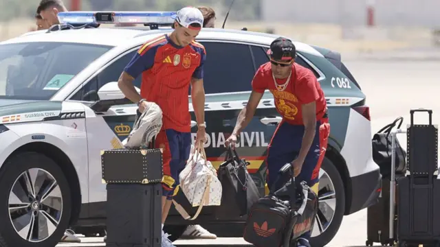 Ferran Torres and Lamine Yamal at Madrid airport