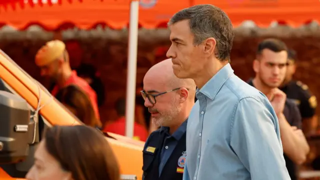 Spanish Prime Minister Pedro Sanchez (R) and Spanish Government Delegate in Madrid Francisco Martin (L) visit the firefighters' control center in the village of Cenicientos, Madrid, Spain, 25 July 2026.