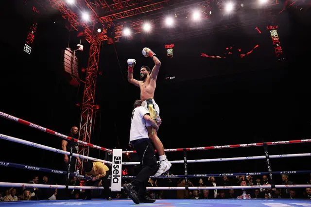 Hamzah Sheeraz wins the WBO super-middleweight title