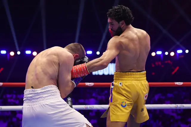 Hamzah Sheeraz punches Simon Zachenhuber