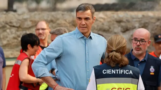 Spanish Prime Minister Pedro Sanchez (L) and Spanish Government Delegate in Madrid Francisco Martin (R) visit the firefighters' control center in the village of Cenicientos, Madrid, Spain, 25 July 2026.