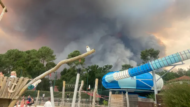 Photo shows huge cloud of smoke rising above playground in Biscarrosse