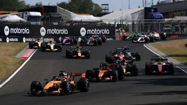Oscar Piastri leading the race