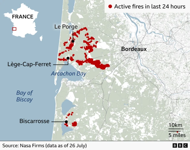 Map of south-west France showing active wildfires recorded in the last 24 hours. Large clusters of red dots mark fire activity around Arcachon Bay, concentrated to the south west of Bordeaux and between Lège-Cap-Ferret and Le Porge on the Atlantic coast. A second sizeable cluster is located near Biscarrosse to the south. Bordeaux is labelled inland to the east, while Arcachon Bay and the Bay of Biscay are labelled in blue along the coastline. An inset map of France in the top left highlights the location of the affected area.