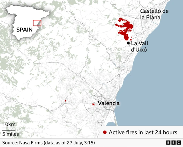 A map of the Valencia region, with areas of wildfire activity marked in red
