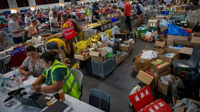 Gironde sports centre full of people and supplies