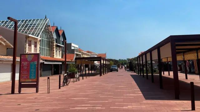 An empty street with almost no people there, bricked ground