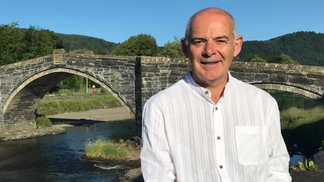 Myrddin ap Dafydd oedd yr Archdderwydd cyn yr un presennol - yr Archdderwydd Mererid