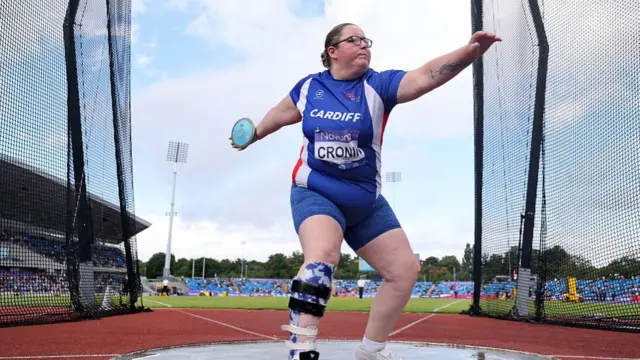 Bree Cronin throws a discus