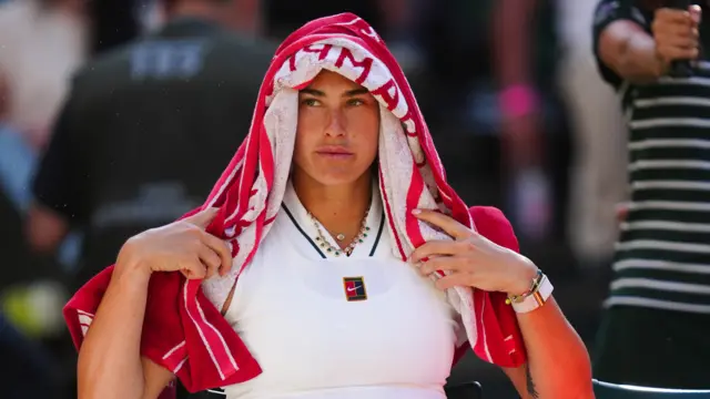 Aryna Sabalenka keeps cool with towel over her head