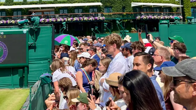 Crowd watch Novak Djokovic