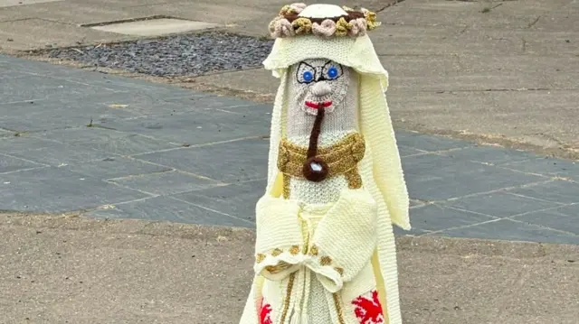 Ac ydi mae Dic a'i bibell yng Nghrymych - diolch i'r Yarnbombers lleol sydd wedi creu aelodau o'r Orsedd hefyd
