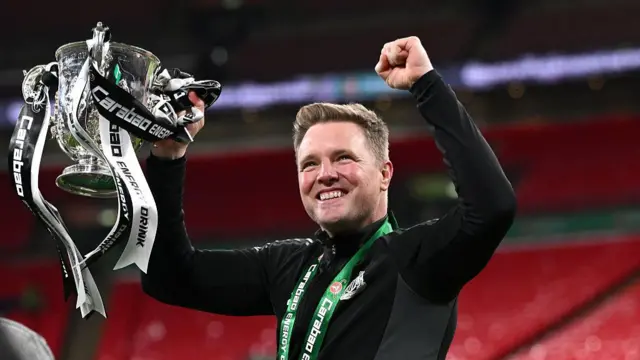Newcastle United head coach Eddie Howe celebrates with the trophy after the Carabao Cup Final between Liverpool and Newcastle United at Wembley Stadium on March 16, 2025 in London, England