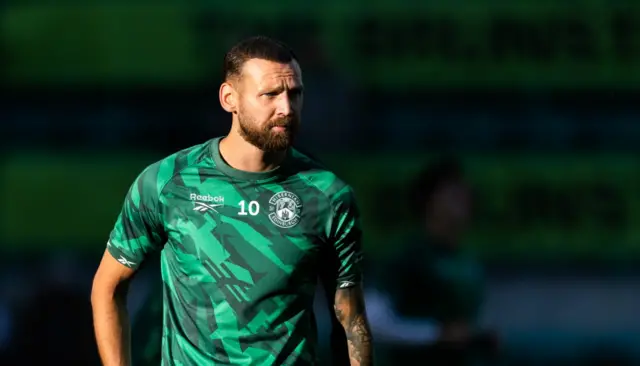 Martin Boyle warming up at Easter Road