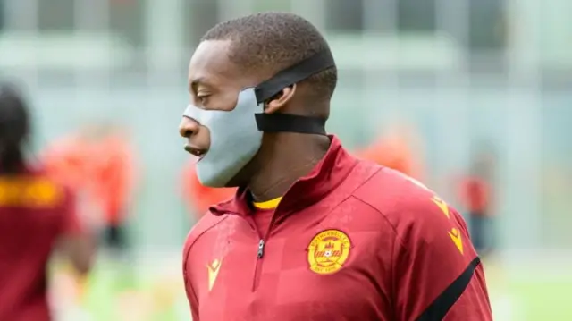 Tawanda Maswanhise warming up