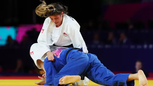 Acelya Toprak grapples with Yamini Mourya in the final