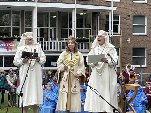 Bydd yr Archdderwydd newydd yn olynu yr Archdderwydd Mererid - cyn hynny Myrddin ap Dafydd oedd yn y swydd ac mae Christine James (chwith) sydd bellach yn Gofiadur hefyd wedi bod yn Archdderwydd