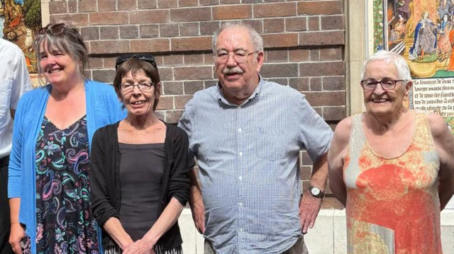 Teulu Dic Jones yn cyfarfod ag Alan Llwyd eleni yn y Llyfrgell Genedlaethol