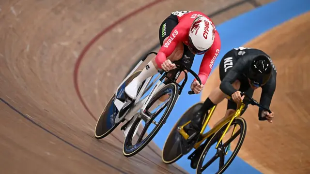 Emma Finucane rounds Ellesse Andrews on the final turn in her women's sprint quarter-final