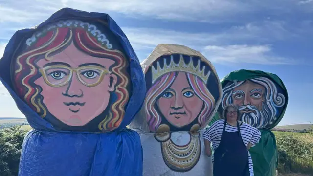 Mae aelodau'r Orsedd yng nghymuned Maenclochog, gan gynnwys Yr Archdderwydd, yn llawn steil