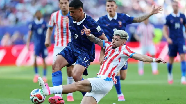 Julio Enciso challenges William Saliba