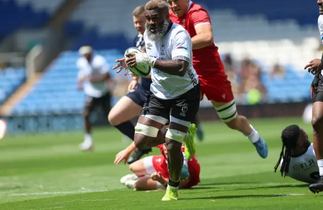 Pita-Gus Sowakula of Fiji races in to score try