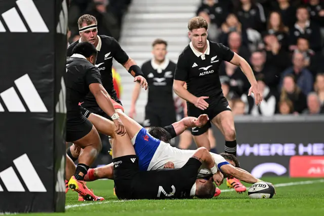 Matthieu Jalibert scores a try