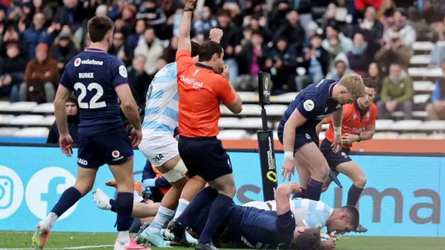 Joaquin Oviedo scores the first try in Argentina v Scotland