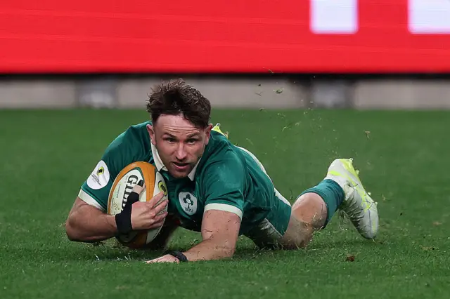Hugo Keenan scores a try